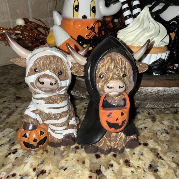 Halloween Decor - Highland Cows In Costumes Figurines 2pc Tabletop New - Picture 1 of 5